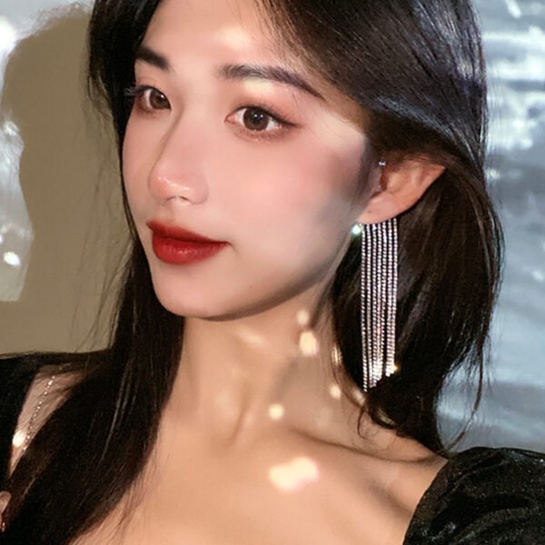 4ce7de88-cad0-4c44-84c0-a7cf254e469a.jpg Fashionable And Simple Long Tassel Earrings – Lightweight Boho Elegance!